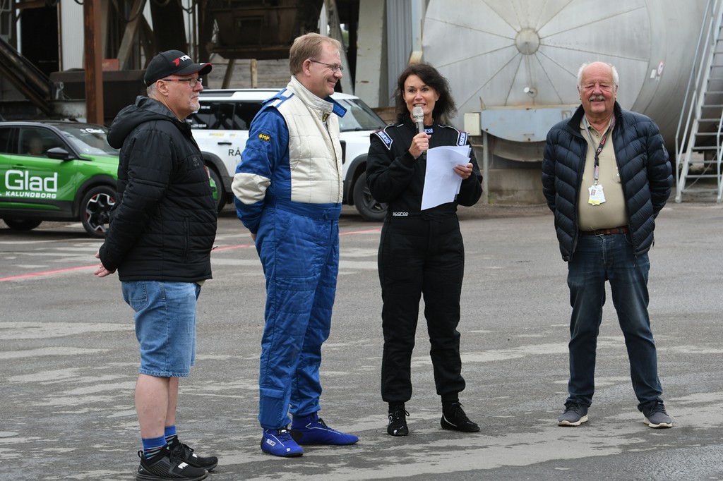 Folketingsmedlem og bestyrelsesmedlem i Dansk Automobil Sports Union, Brigitte Klintskov Jerkel, åbnede sammen med rallyudvalgsmedlem Erik Jørgensen, sportsunionens formand, Henrik Møller Nielsen, og løbsleder Finn Højlund sprintshowet i Gammelrand
(Foto: Morten Dam/Specialpressen)